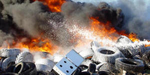 Vatrogasci pjenom pokuavaju sprijeiti irenje poara