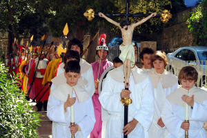 Povorka udija kree prema crkvi