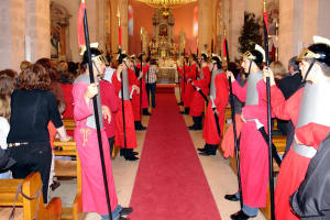 Najmlai lanovi na ulazu u crkvu